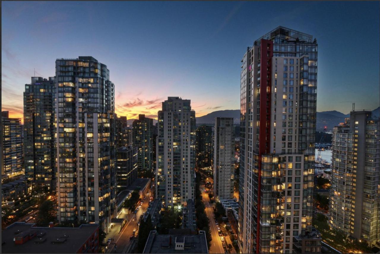 Robson & Granville Luxury Suite Vancouver Exterior photo