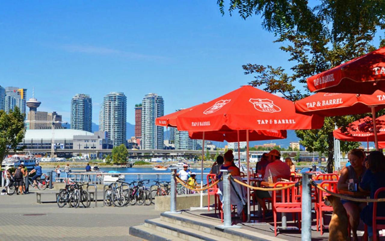 Robson & Granville Luxury Suite Vancouver Exterior photo